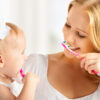 Mamma e figlia che si lavano i denti