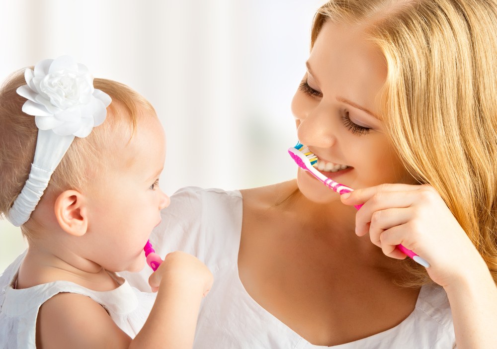 Mamma e figlia che si lavano i denti