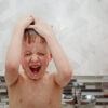 Bambini che non vogliono fare il bagnetto: perché e come gestirli