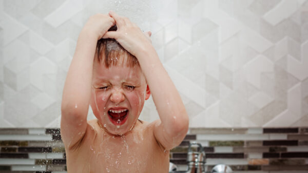 Bambini che non vogliono fare il bagnetto: perché e come gestirli