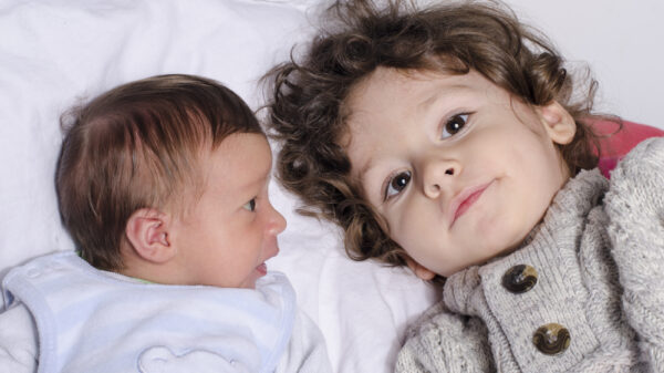 Gli equilibri familiari con l'arrivo di un fratellino/sorellina: affrontare la gelosia del primogenito