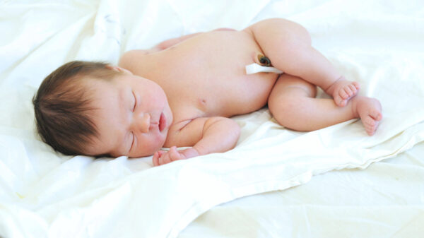 Come prendersi cura del cordone ombelicale del neonato