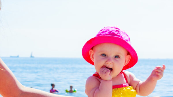 Primo bagnetto al mare con il neonato