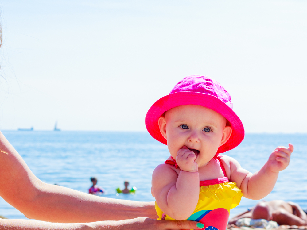 Primo bagnetto al mare con il neonato