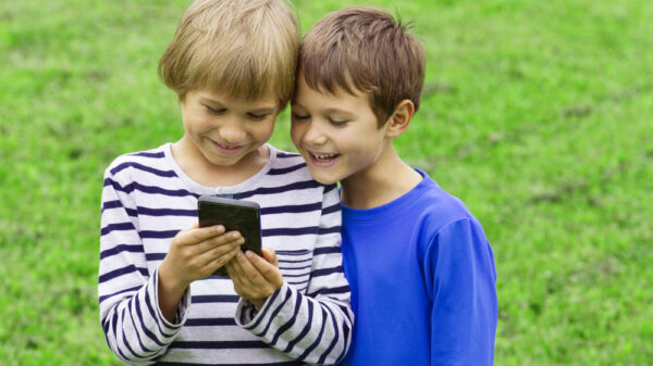 Smartphone ai bambini: qual è l'età giusta e come preparare i figli all’uso responsabile?