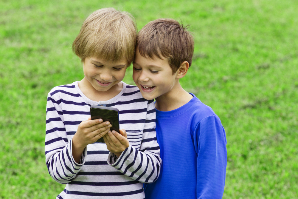 Smartphone ai bambini: qual è l'età giusta e come preparare i figli all’uso responsabile?